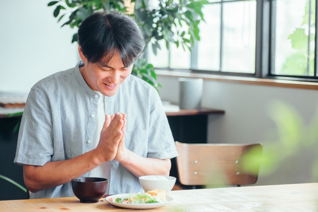 ダイエット食を食べる男性